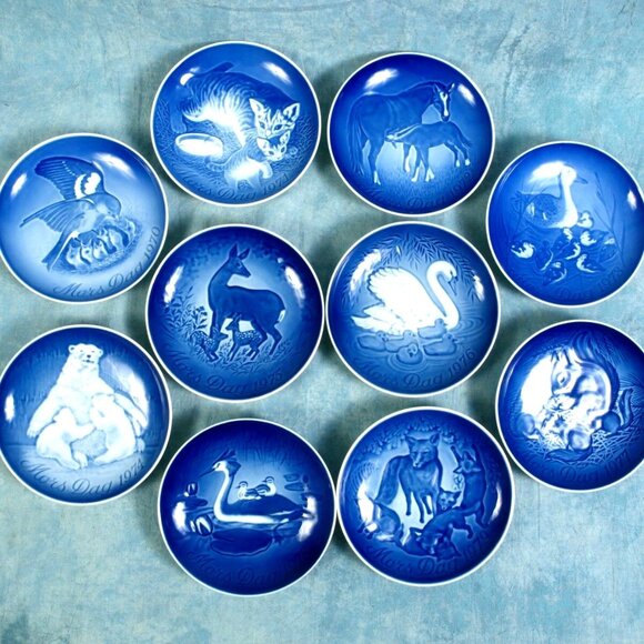 Choice of 10 - Royal Copenhagen Animal mom & babies 70s Mother's Day plates - Picture 1 of 8